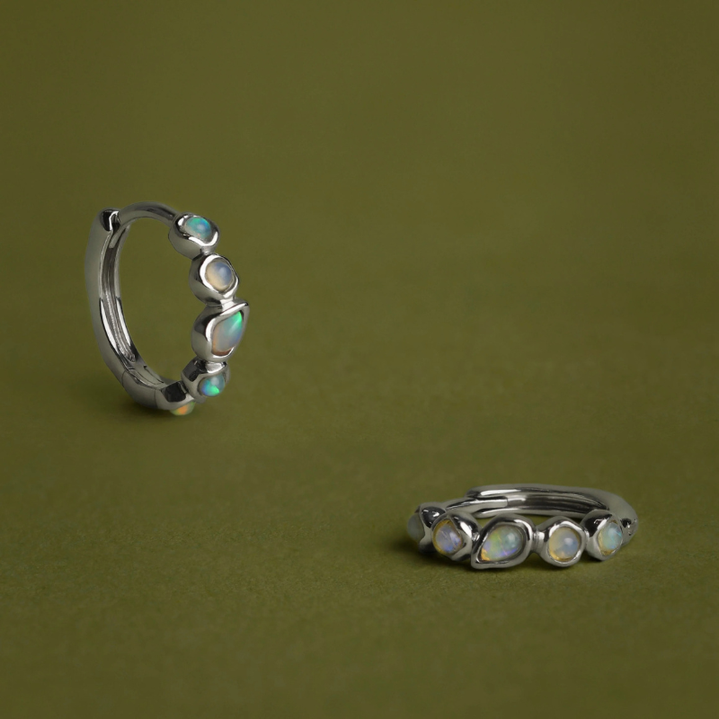 Boucles d’Oreilles Créoles à Opale Irisée pour Femme