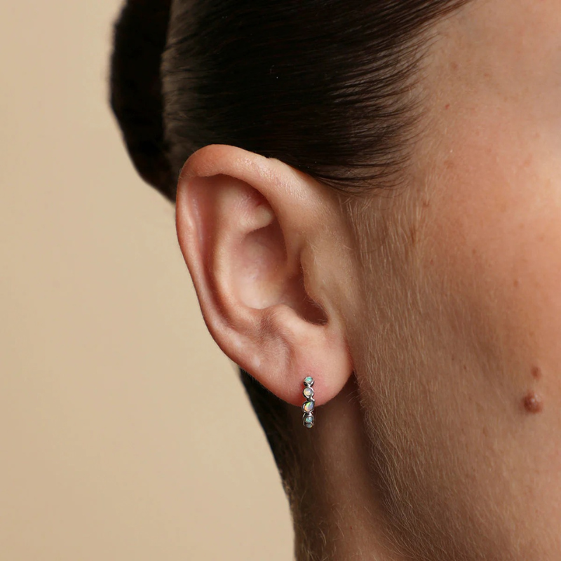 Boucles d’Oreilles Créoles à Opale Irisée pour Femme